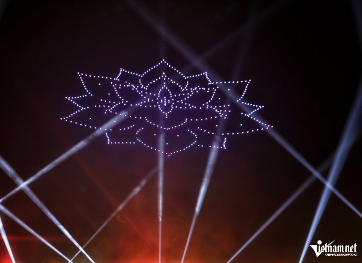 1751677701-w-vai-bac-ninh-2jpg-10711-width1920height1391 Màn drone light thắp sáng bầu trời, lần đầu tiên được trình diễn tại Bắc Ninh.