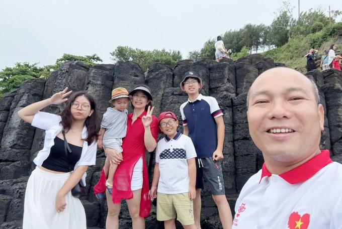 1751681624-1-2025-07-04t-795-1180-1509-6765-width680height456 Gia đình anh Robert Linh tự tổ chức nhiều hoạt động cho các con trong mùa hè. Trong ảnh là chuyến xuyên Việt năm 2025, họ dừng chân tại Gành Đá Đĩa (tỉnh Đắk Lắk). Ảnh: Gia đình cung cấp