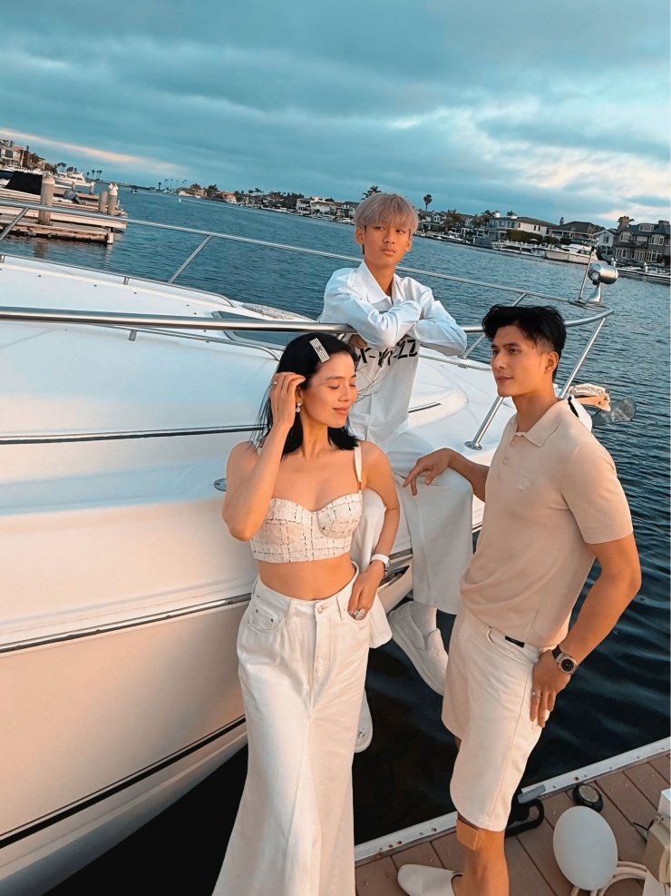 Ca sĩ Lệ Quyên đi du lịch cùng con trai và bạn trai - MC Lâm Bảo Châu.