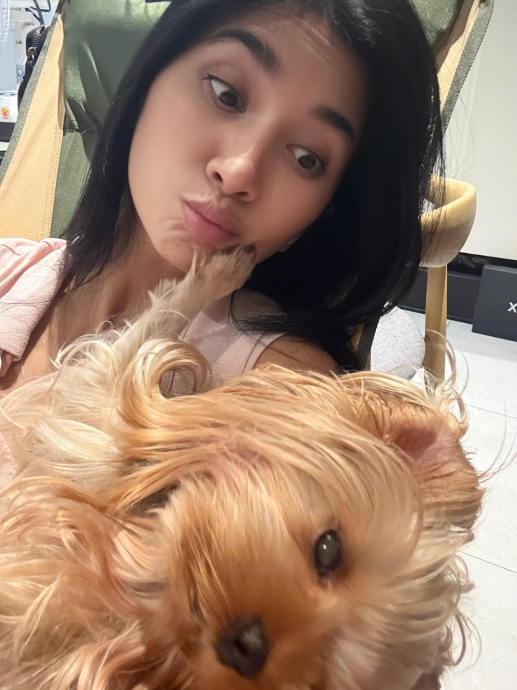 Diễn viên Kim Tuyến dành cuối tuần chơi với cún cưng. 