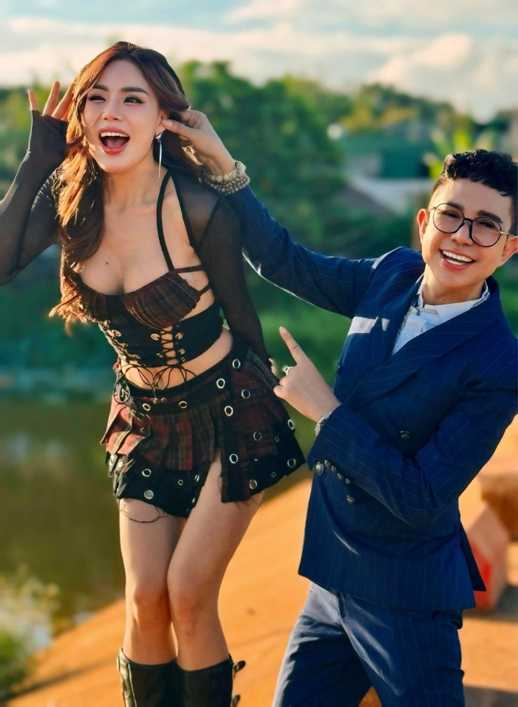 Ca sĩ Long Nhật chụp ảnh cùng cô học trò sexy. 