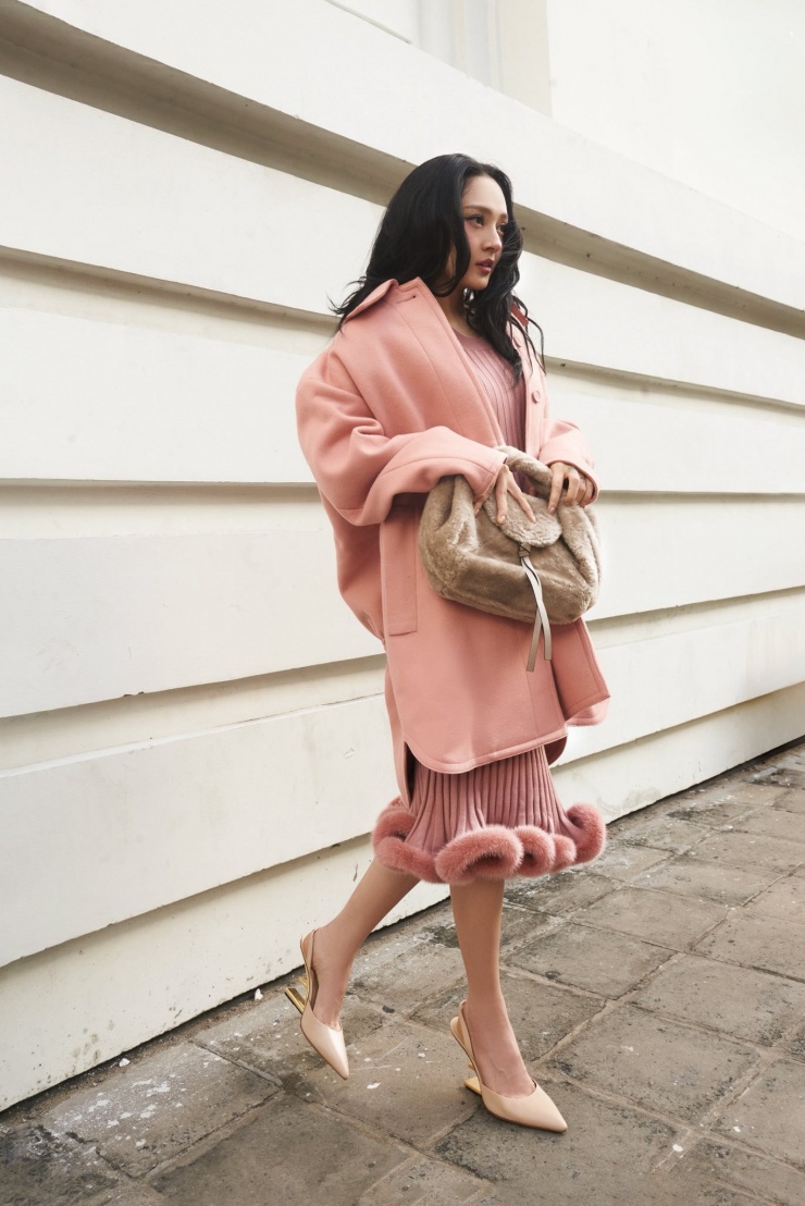 Ca sĩ Bảo Anh mặc thanh lịch dạo phố.