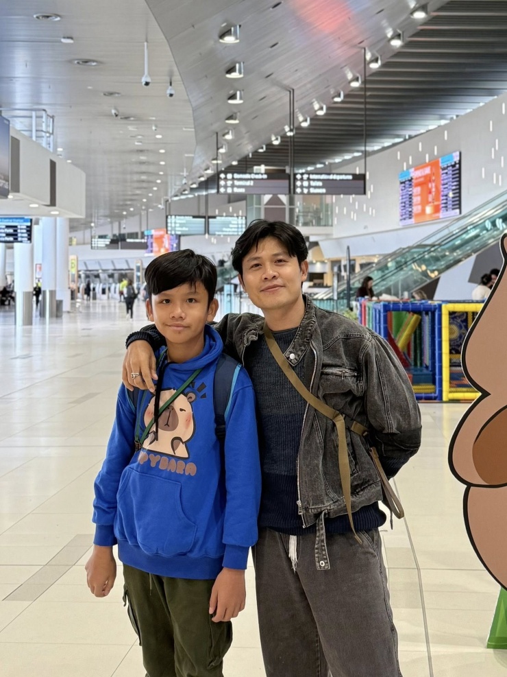 Nhạc sĩ Nguyễn Văn Chung đưa các con đi Australia.