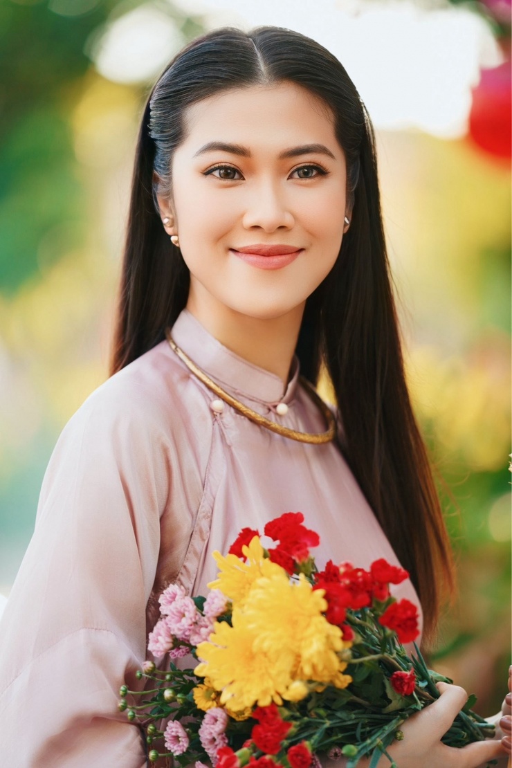 Người mẫu Thu Hằng đẹp dịu dàng trong áo dài.