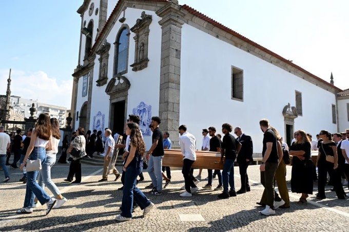 Vợ Diogo Jota nức nở bên linh cữu chồng - 6