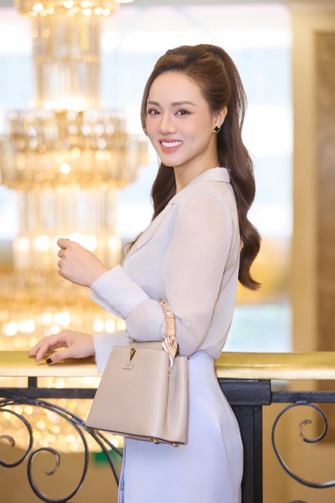 Người đẹp Ngọc Hà, bà xã NSND Công Lý xách túi Louis Vuitton Capucines BB trị giá hơn 170 triệu đồng đi sự kiện.