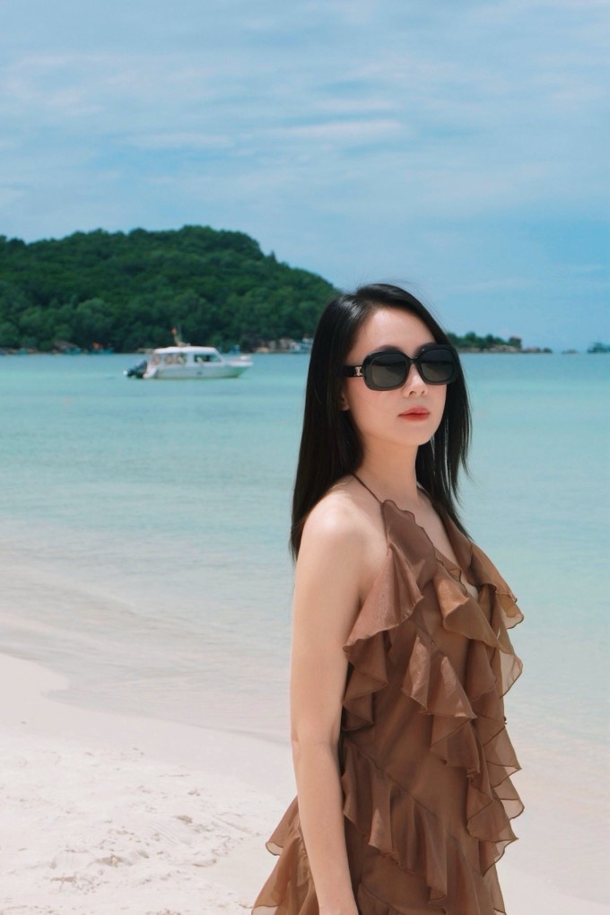 Hồng Diễm được hàng trăm người khen quá trẻ trung so với tuổi 42 khi diện đồ phong cách nàng thơ, dạo chơi ở biển Phú Quốc.