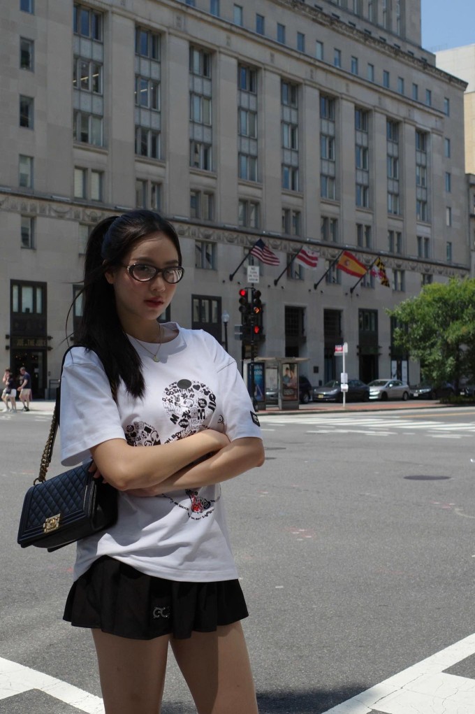 Hoa hậu Thanh Thủy diện đồ phong cách teen girl dạo chơi ở Mỹ.