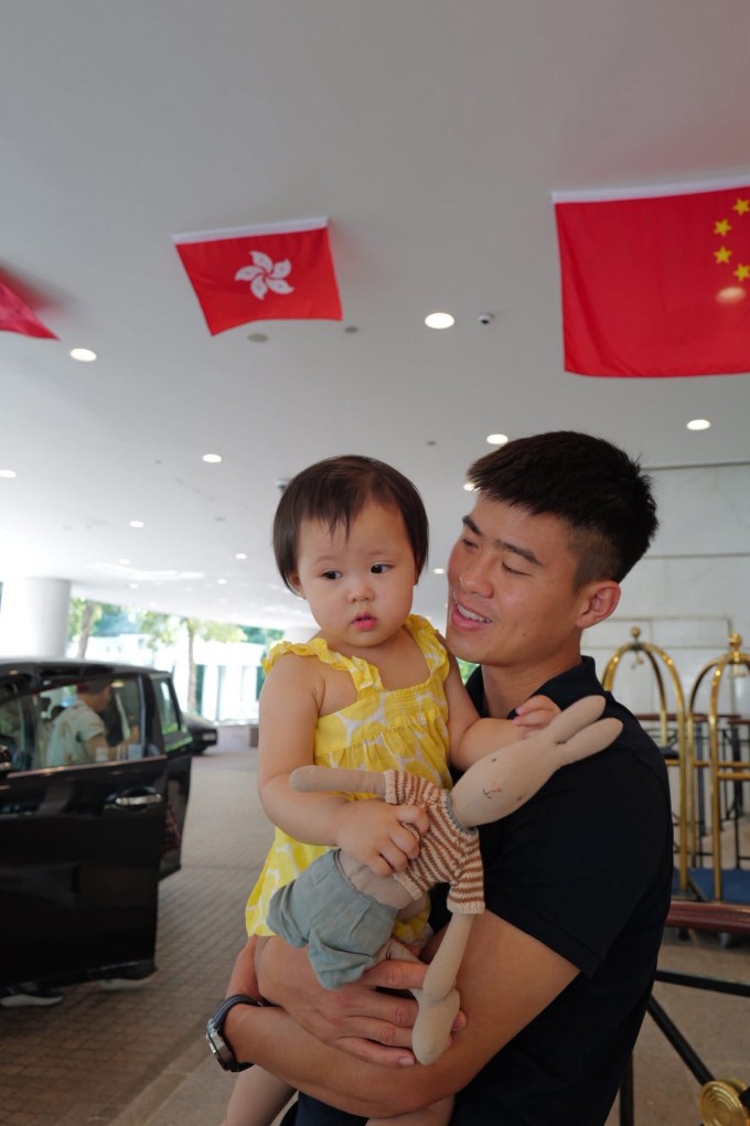 Cầu thủ Duy Mạnh cưng nựng con gái trong chuyến nghỉ dưỡng tại Hong Kong.