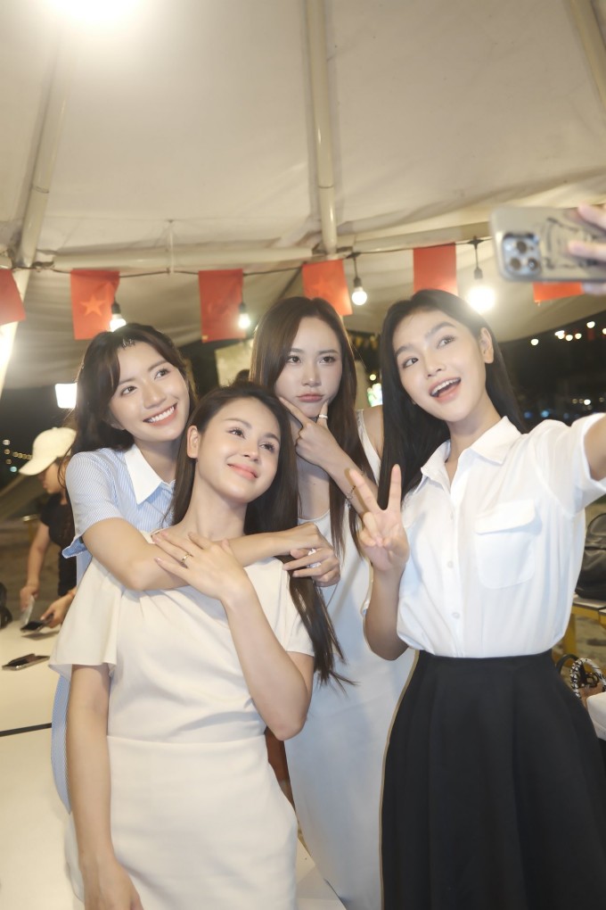 Các nữ diễn viên 'Dịu dàng màu nắng' nhí nhảnh trong ngày quay cuối.