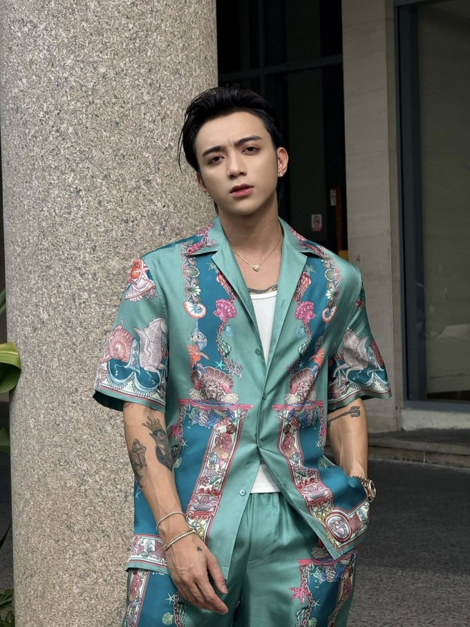 SOOBIN được hàng nghìn khán giả nữ khen quyến rũ khi diện bộ đồ lụa họa tiết hoa lá trị giá hơn 60 triệu đồng của nhà mốt Versace.