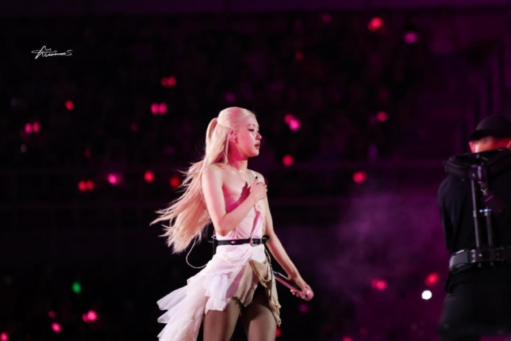 Trên các fanpage, nhiều khán giả nhận xét Rosé đột phá về giọng hát, thể hiện sự trưởng thành rõ rệt trong phong cách âm nhạc lẫn trình diễn.