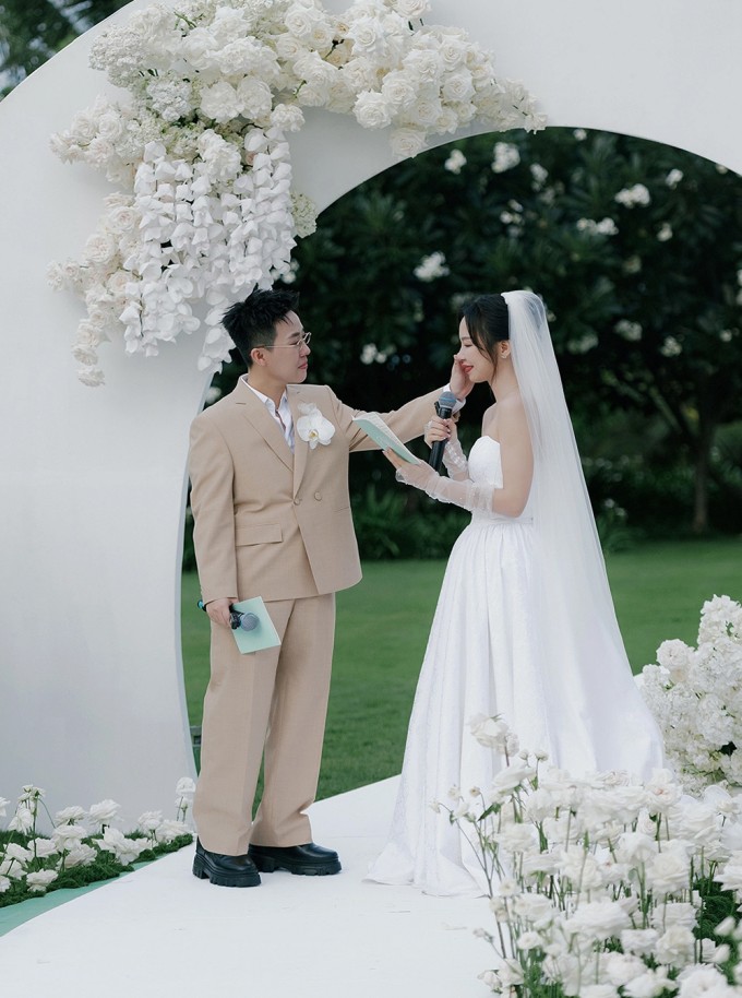 Kai Đinh lau nước mắt cho vợ trong hôn lễ chiều 6/7.