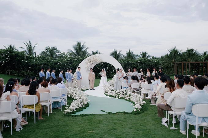 Quang cảnh tiệc cưới ngoài trời của Kai Đinh ở Khánh Hòa.