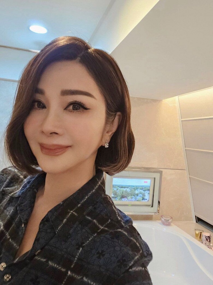 Mỹ nhân nhan sắc “đóng băng” 47 tuổi mới lấy chồng rồi tốn 8 tỷ để ly hôn, U70 được trai trẻ ùn ùn theo đuổi - 9