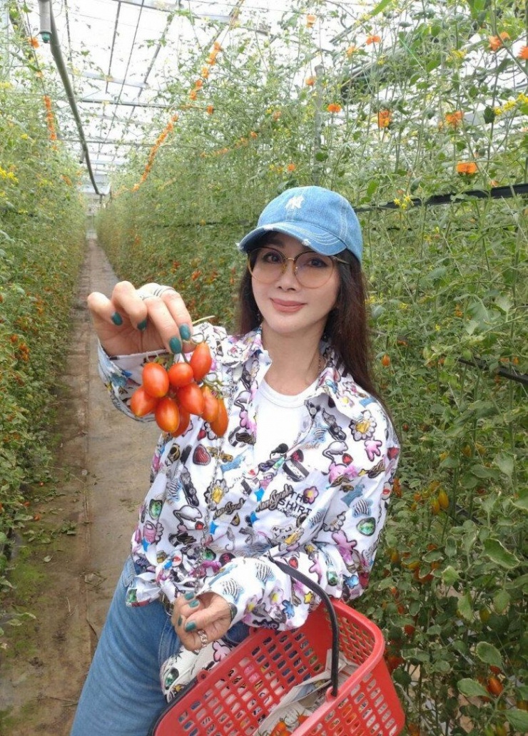 Mỹ nhân nhan sắc “đóng băng” 47 tuổi mới lấy chồng rồi tốn 8 tỷ để ly hôn, U70 được trai trẻ ùn ùn theo đuổi - 10