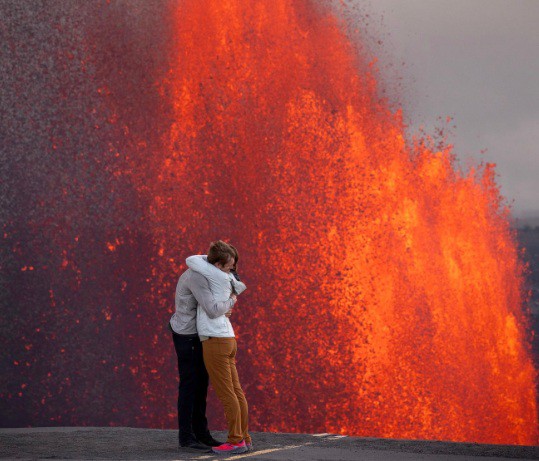 Màn cầu hôn bạn gái trước miệng núi lửa có cái kết đẹp.