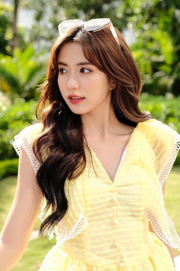 2 mỹ nhân VTV thế hệ mới cùng tên Ngọc Huyền: Người sắp thành cô dâu của Đình Tú, người hạnh phúc bên cháu trai NSƯT Chí Trung - 3