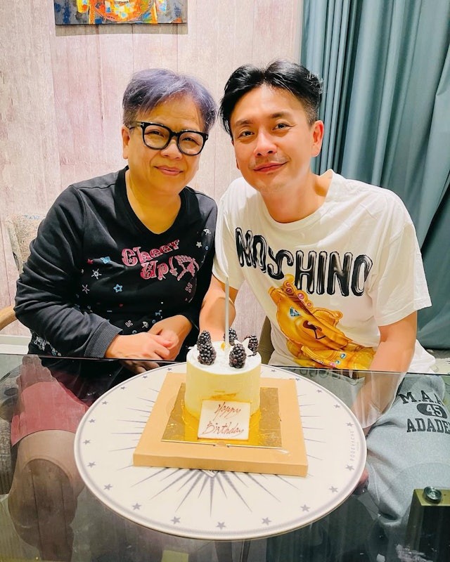 Huỳnh Tông Trạch và mẹ. Ảnh: Weibo