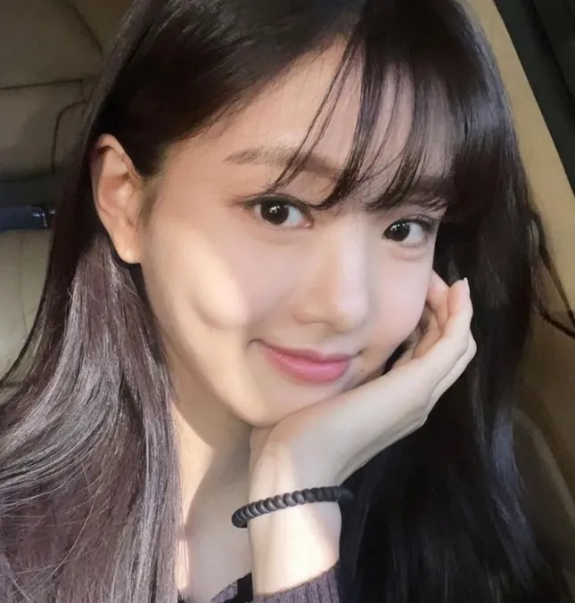 1751955647-l2-6636-4683-width645height677 Lee Se Hee sở hữu ngoại hình sáng.