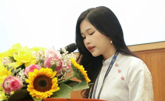 1751961297-0405bc1b4f4df913a05c-126-2716-9145-1362-width680height418 Phương Anh phát biểu tại Đại hội Liên chi Hội Sinh viên khoa Tiếng Anh nhiệm kỳ 2025 - 2028. Ảnh: Nhân vật cung cấp