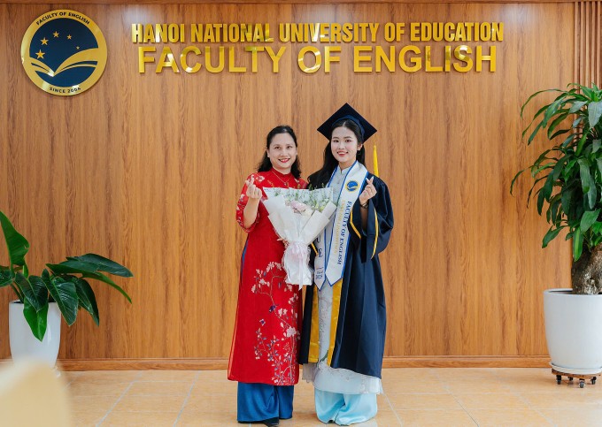 1751961297-363a0aac064db113e85c-855-2317-5383-1362-width680height483 Phương Anh và TS Trần Hương Quỳnh, Trưởng khoa Tiếng Anh, Đại học Sư phạm Hà Nội, trong ngày tốt nghiệp. Ảnh: Nhân vật cung cấp