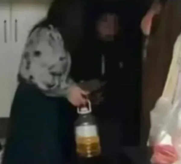 Đây được cho là Jiao xách nửa bình dầu ăn, là quà mà một