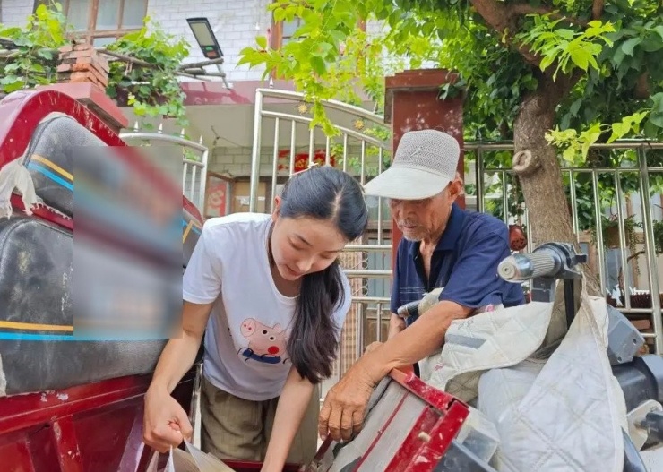 Phúc Quý bán đậu phụ, rau, bánh kẹo. Ảnh: Sohu