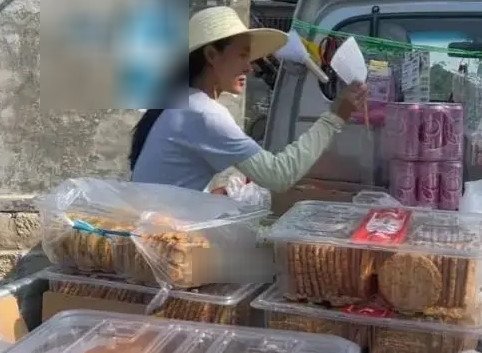 Người phụ nữ bán đậu phụ bỗng ‘nổi như cồn’, phía sau là chuyện cảm động - 2