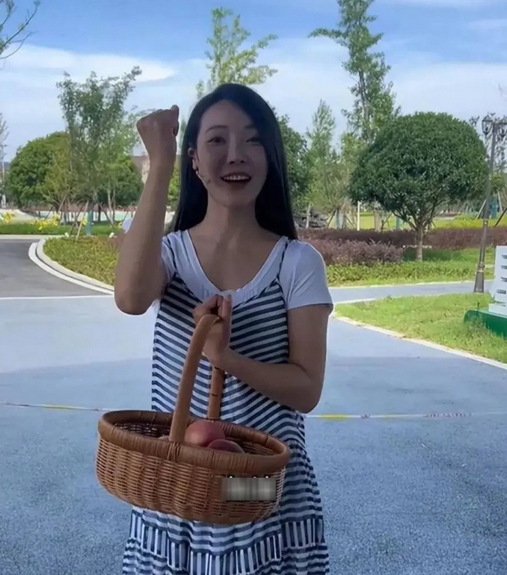 Người phụ nữ xinh đẹp bỗng nổi tiếng trên mạng xã hội. Ảnh: Sohu