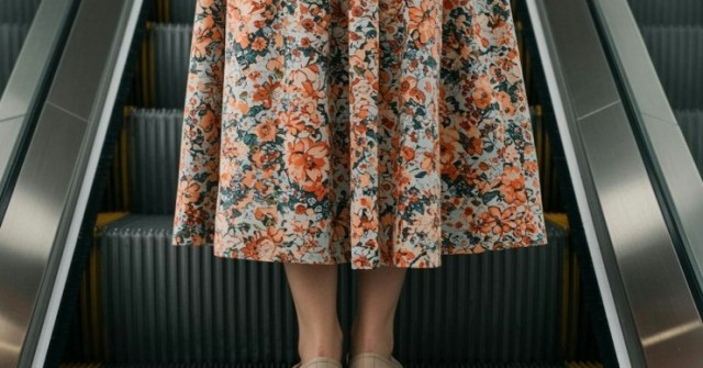 Bị váy mắc vào thang cuốn, cô gái có hành động nhanh trí thoát nguy trong gang tấc 1752035068 274 thumbnail width740height495 anh cat 3 2 auto cropjpg 1