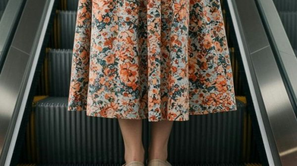 Bị váy mắc vào thang cuốn, cô gái có hành động nhanh trí thoát nguy trong gang tấc 1752035068 274 thumbnail width740height495 anh cat 3 2 auto cropjpg