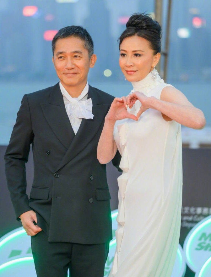 Clip: Sau hơn 30 năm bên nhau, cặp đôi vẫn gắn bó khăng khít bên nhau