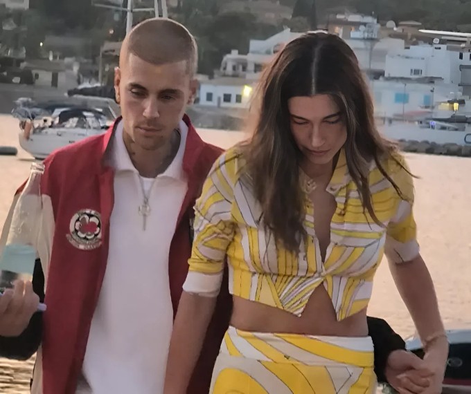 1752130078-betterimage-5-jpeg-1488-3292-0198-width680height570 Justin và Hailey tay nắm tay ra về khi những chiếc thuyền lên đèn.