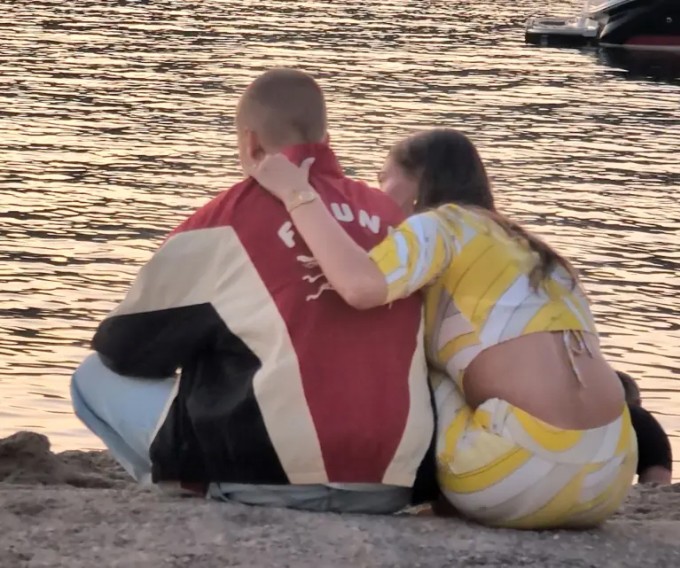 1752130078-justin2-7380-3909-0198-width680height568 Theo Page Six, vợ chồng Bieber đang nghỉ dưỡng ở Mallorca - một hòn đảo du lịch nổi tiếng ở Địa Trung Hải. Các paparazzi cũng ghi lại hình ảnh cặp sao ngồi thư giãn ngắm biển cùng nhau vào buổi hoàng hôn.