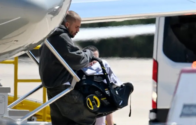 1752130078-justin6-7380-6528-0198-width680height435 Gia đình Bieber đến đảo Mallorca hôm thứ Ba bằng phi cơ riêng. Con trai 11 tháng tuổi Jack Blues được ca sĩ đưa đi cùng.