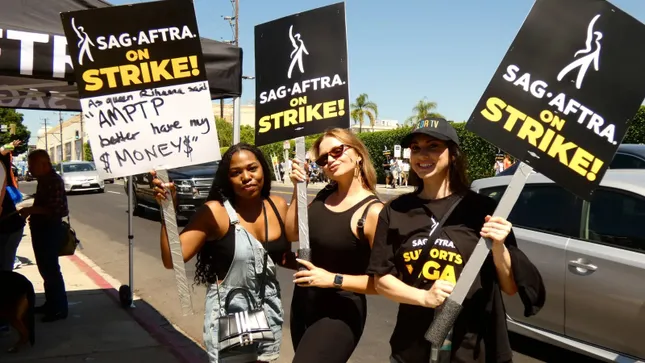 1752197319-sag-aftra-strike-03-jason-nelson-4072-5514-width645height363 Ngành phim ảnh, truyền hình và sản xuất game tại Hollywood đình trệ từ năm 2023 sau nhiều cuộc đình công quy mô.
