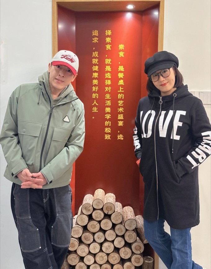 Vợ chồng Lữ Tụng Hiền ở cửa hàng chay họ kinh doanh, cả hai ăn chay trường hơn 15 năm qua. Ảnh: HK01