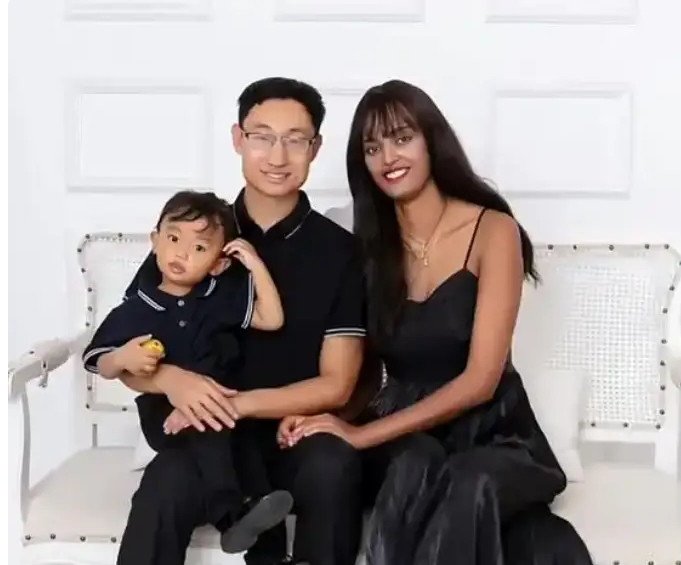 Người vợ xinh đẹp cao 1m82 của Lý Dương cùng con trai đầu. Ảnh: Sohu