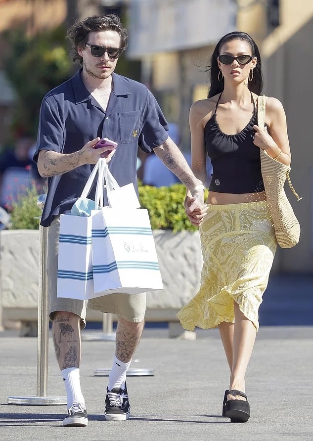 Brooklyn Beckham và vợ trong chuyến du lịch ở Pháp vào tuần này. Ảnh: Backgrid