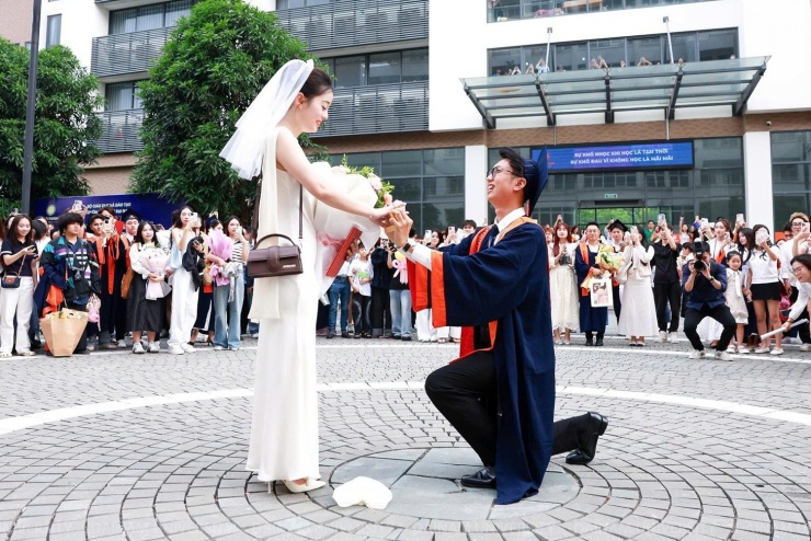 Màn cầu hôn giữa sân trường của tân cử nhân thu hút sự chú ý, quan tâm của mọi người. Ảnh: NTCC.
