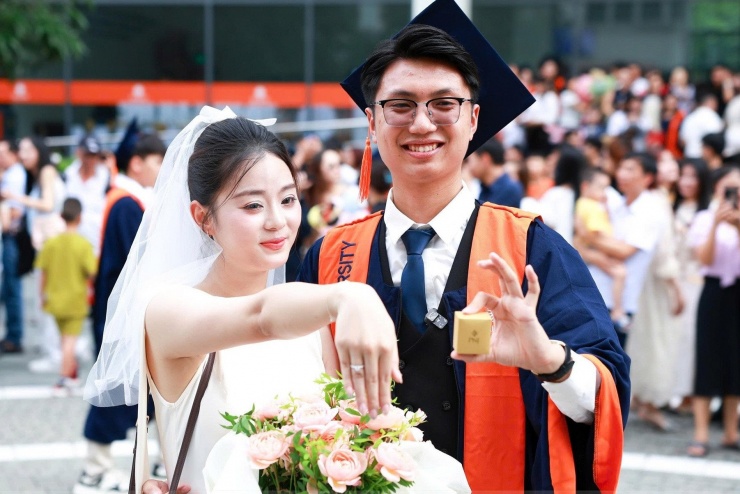 Màn cầu hôn của Tống Đại Đức đã nhận được cái gật đầu từ bạn gái Nguyễn Phương My. Ảnh: NTCC.