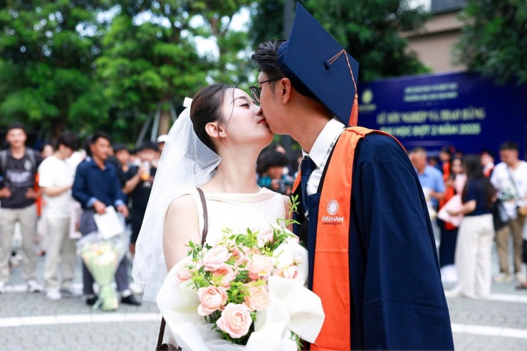 Đôi bạn trẻ dành cho nhau những cử chỉ thân mật giữa sự chứng kiến của nhiều người. Ảnh: NTCC.