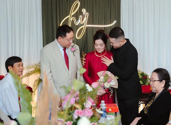 Ở vậy suốt 25 năm, mẹ được con trai ‘gả đi’ ở tuổi 53 làm nhiều người xúc động - 2