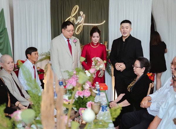 Khoảnh khắc xúc động trong lễ cưới của mẹ Trung 