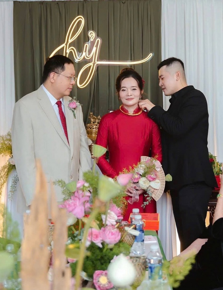 Anh em Trung trao quà cưới cho mẹ 