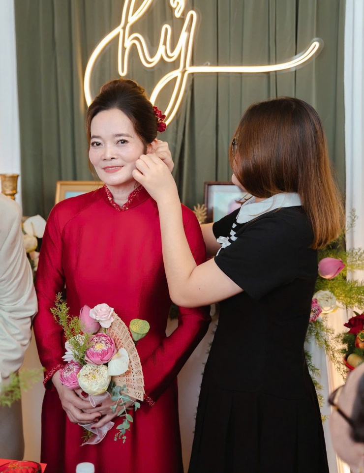 Ở vậy suốt 25 năm, mẹ được con trai ‘gả đi’ ở tuổi 53 làm nhiều người xúc động - 4