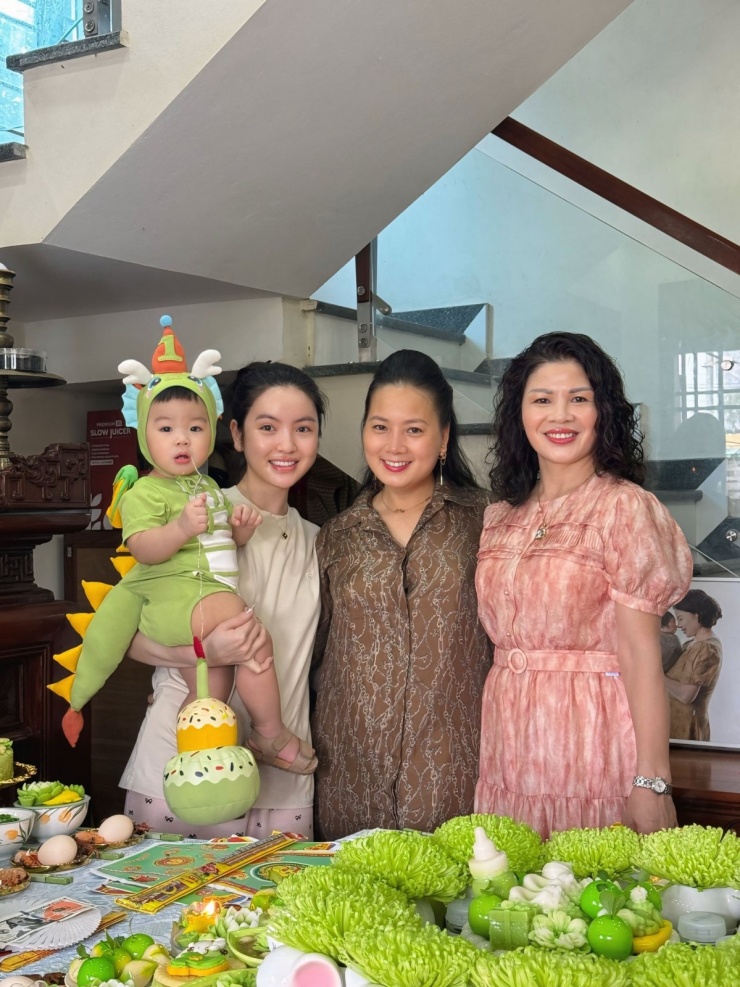 1752382507-828-4-n-2932-width1200height1600 Quang Hải - Chu Thanh Huyền mừng con trai tròn một tuổi - 7