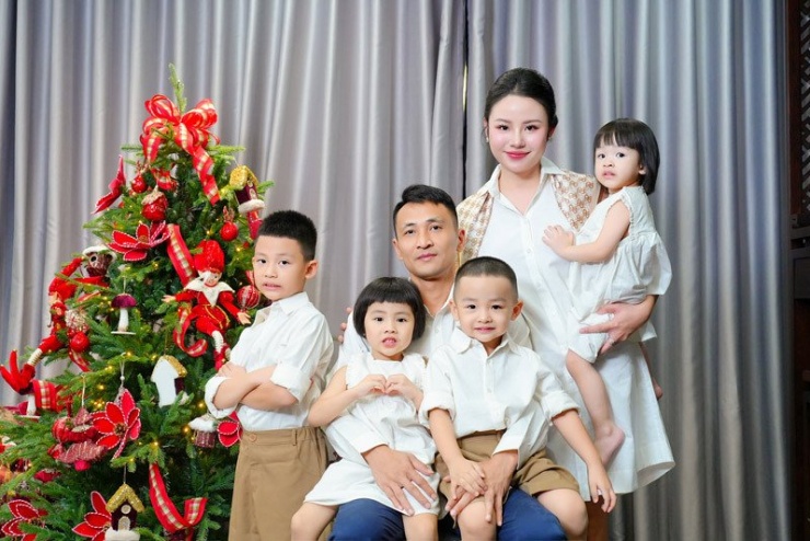 Trường Giang luôn đồng hành cùng vợ trong mọi việc 