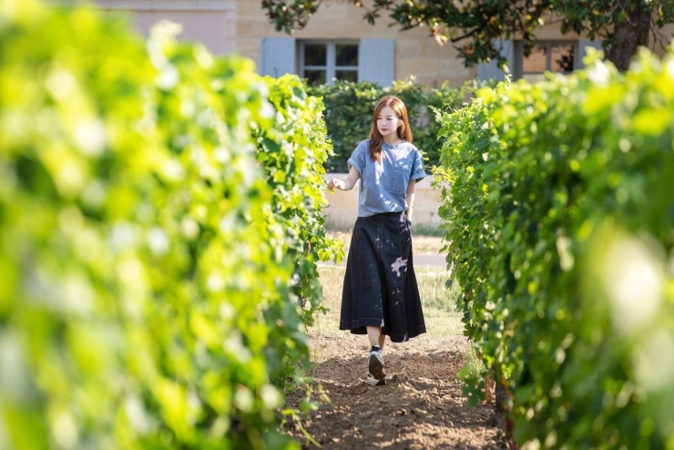 Cô từng bị đồn chuyển sang Pháp sinh sống sau khi bị phong sát ở Trung Quốc.